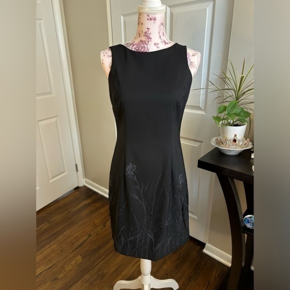 ✨CDC Petites Black Embroidered Classic Sheath Dress 6 Small